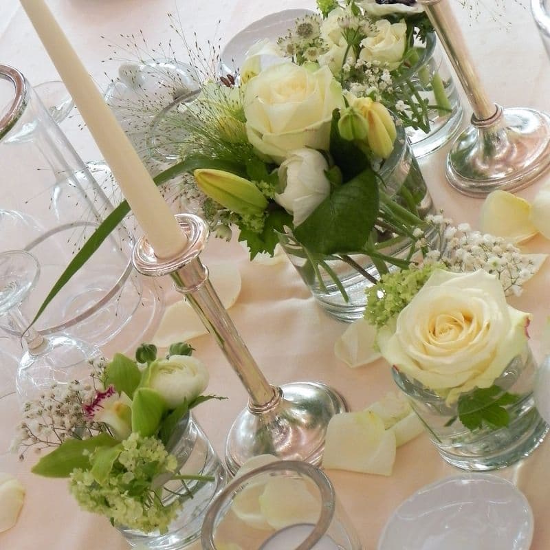 Zylindergläser mit Blumendeko und Stabkerzenhaltern Burghotel Nörten-Hardenberg