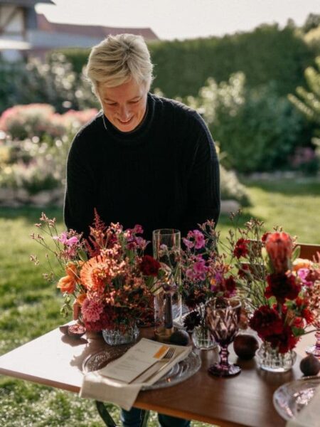 Uta-Inhaberin von Paoenia-florist dekoriert einen Tisch