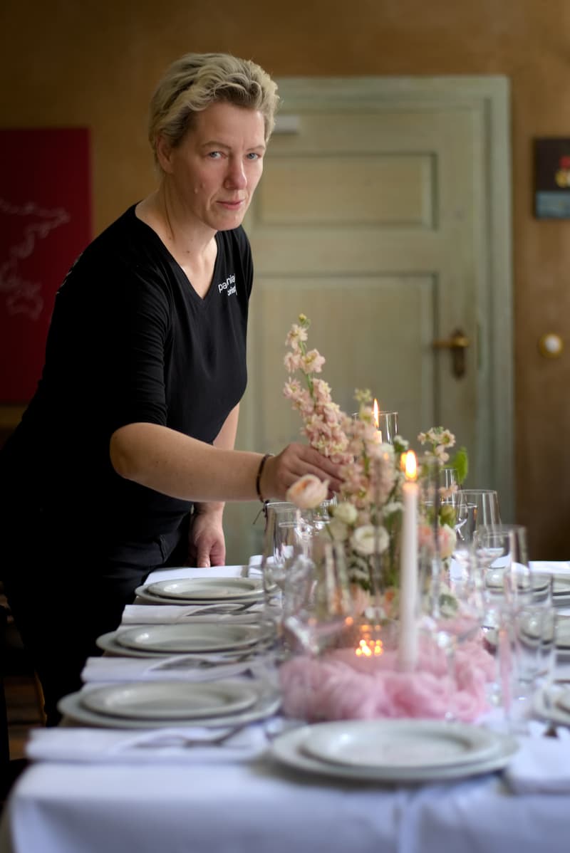 Uta dekoriert einen Tisch - paeonia florist Göttingen